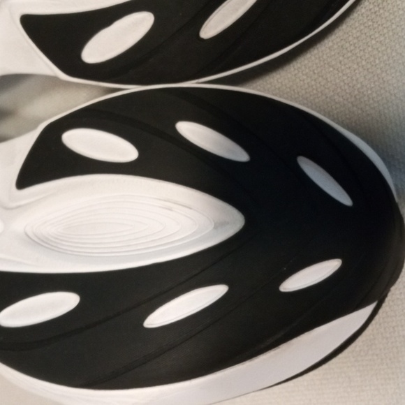 Topo Athletic Men's ATMOS Black and White Sneakers - Picture 10 of 12